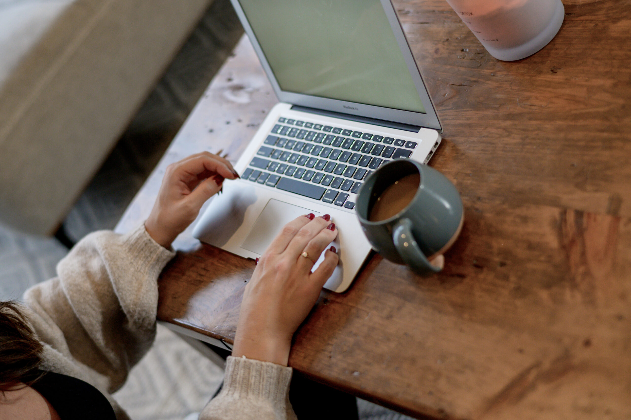 A person working at a desk with a meal nearby Planning healthy meals around a busy schedule after 40